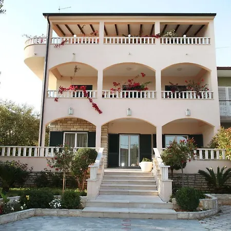 Sun Apartment *